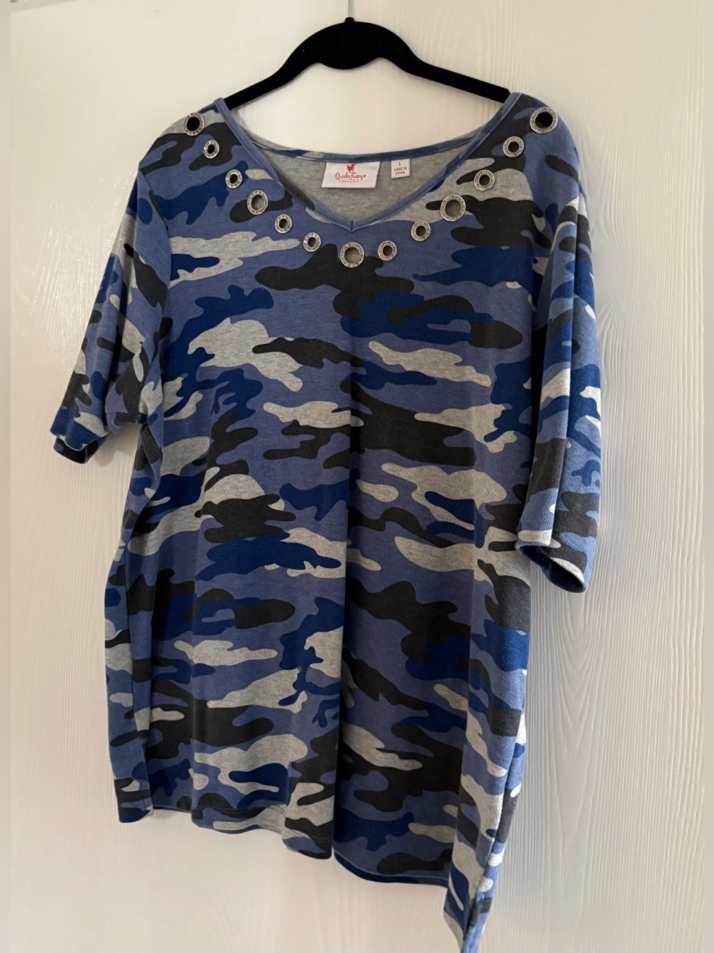 Quacker Factory blue camo top
with rhinestone grommet neckline Large